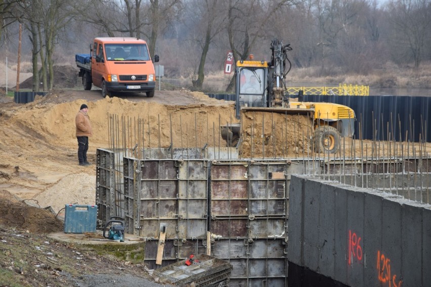 Nowe baseny w Sieradzu już powstają. To kolejny etap inwestycji związanej z rewitalizacją nabrzeża rzeki Warty