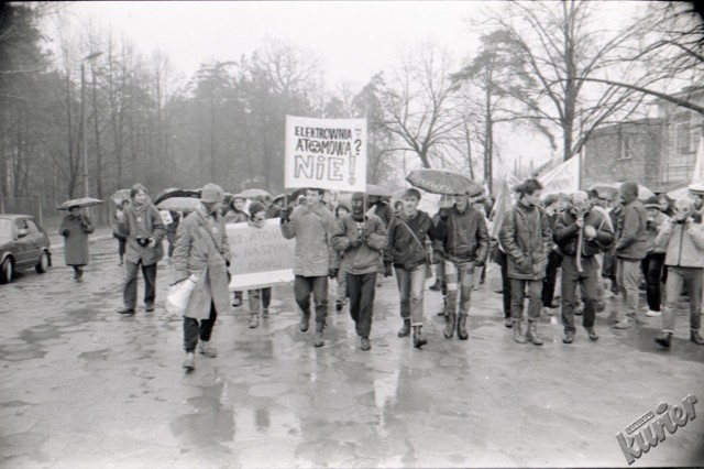 Demonstracja w Puławach przeciwko elektrowni atomowej, w 1989 roku. Aby zobaczyć więcej zdjęć kliknij w przycisk „zobacz galerię" i przesuwaj zdjęcia w prawo - naciśnij strzałkę lub przycisk NASTĘPNE.