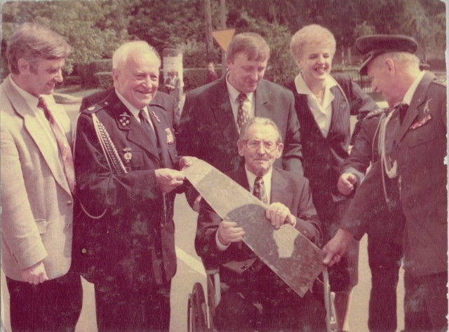 Władysław Gnyś (na wózku) trzyma fragment śmigła z zestrzelonego przez siebie w 1939 roku niemieckiego bombowca.