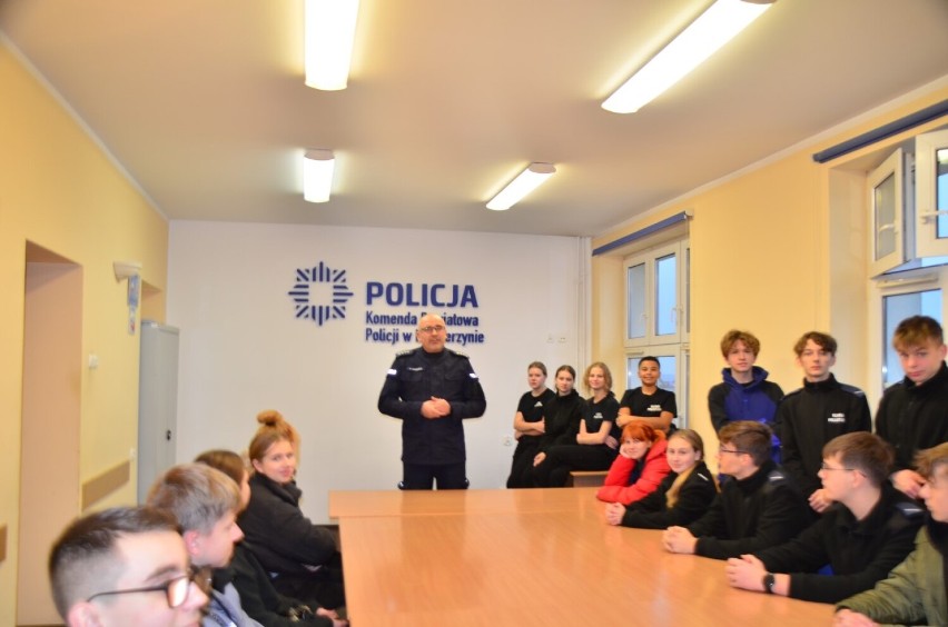 Uczniowie klas policyjnych z wizytą w Komendzie Powiatowej Policji w Kościerzynie [ZDJĘCIA]