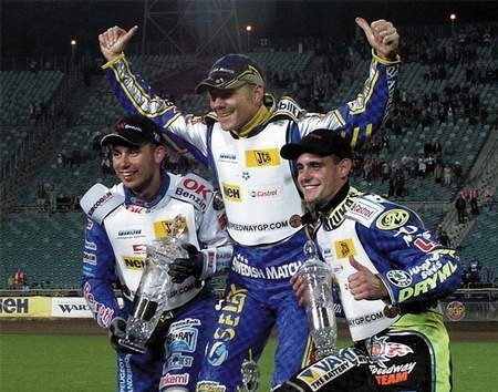 Szczęśliwi triumfatorzy GP w Chorzowie - Nicki Pedersen (z lewej), Tony Rickardsson i Lukas Dryml.