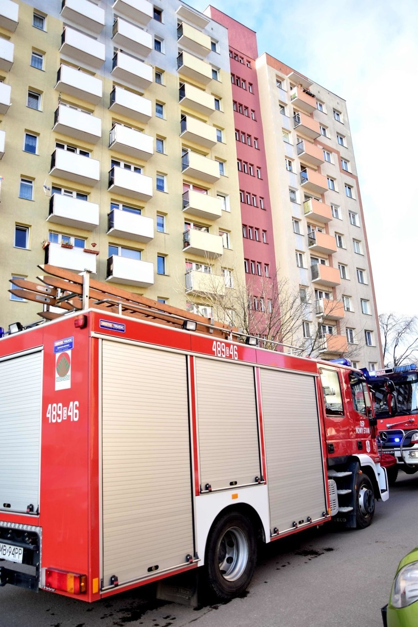 Pożar w mieszkaniu na ul. Jasnej w Malborku. Ogień na dziewiątym piętrze, lokatorzy ewakuowani