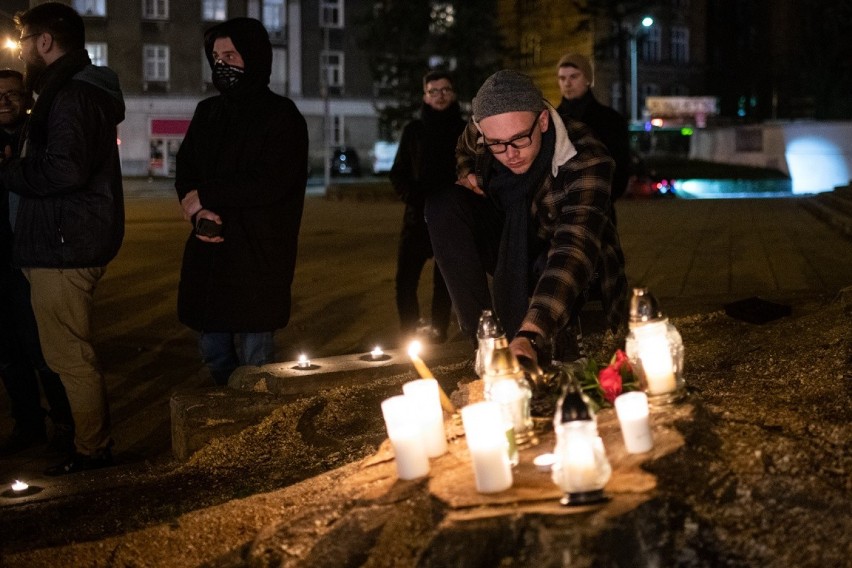 W środowy wieczór przed parkiem Wilsona zapalono znicze. W...