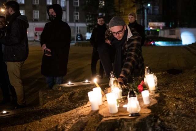 W środowy wieczór przed parkiem Wilsona zapalono znicze. W ten sposób mieszkańcy Łazarza postanowili wyrazić swoją niezgodę na wycięte dzień wcześniej drzewa. Zobacz więcej zdjęć ----->