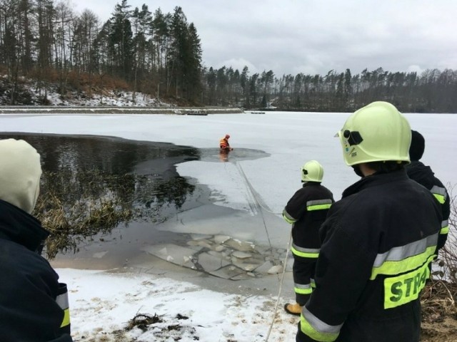 Uratowany został mężczyzna, który wpadł do akwenu wodnego w Łyśniewie Sierakowickim.