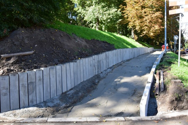 Remontowany chodnik - przyszła ścieżka rowerowa wzdłuż drogi powiatowej, ulicy Mickiewicza przy Parku Miejskim w Sandomierzu to inwestycja od dawna wyczekiwana.
