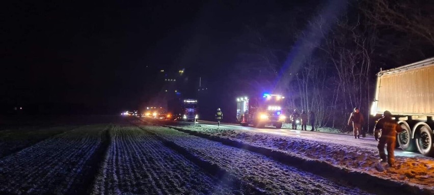 Wypadek na terenie gminy Brzeziny. Ciężarówka z kurami przewróciła się na bok