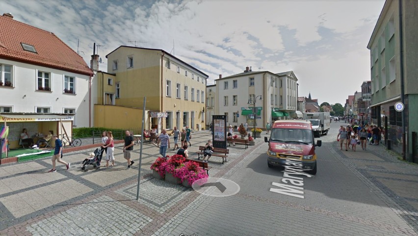 Samochód Google Street View co jakiś czas odwiedza różne...