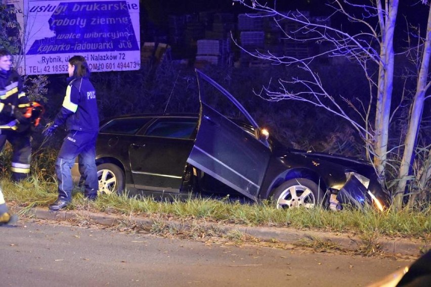 35-letni kierowca volkswagena nie żyje. Ratownikom nie udało się go uratować [FOTO]