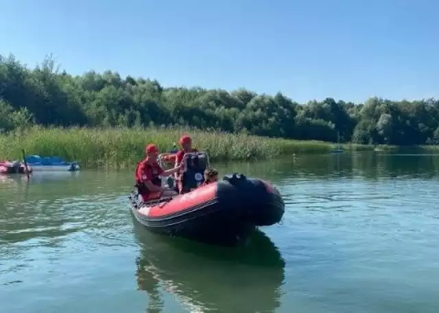 Na jeziorze Ostrowskim w Przyjezierzu wznowiono poszukiwania młodego mężczyzny, który spadł z roweru wodnego