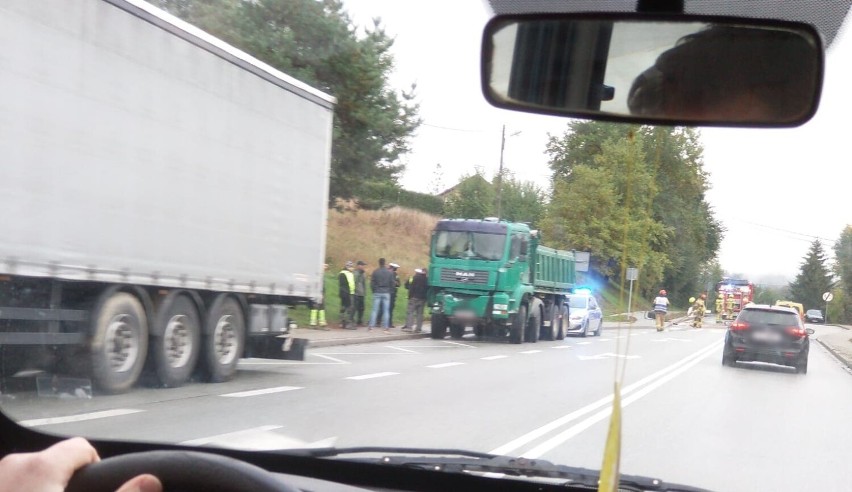 Kolizja w Ropie - na DK 28 zderzyły się dwa samochody ciężarowe. W Gorlicach na Dukielskiej dostawczak wpadł do rowu