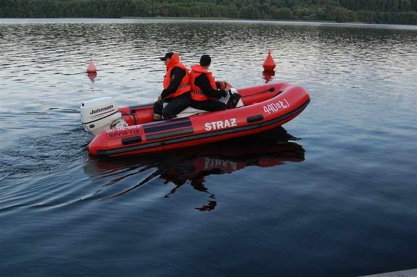 Złota Góra - strażacy z sonarami z Giżycka poszukują żeglarza na jeziorze Brodno Wielkie