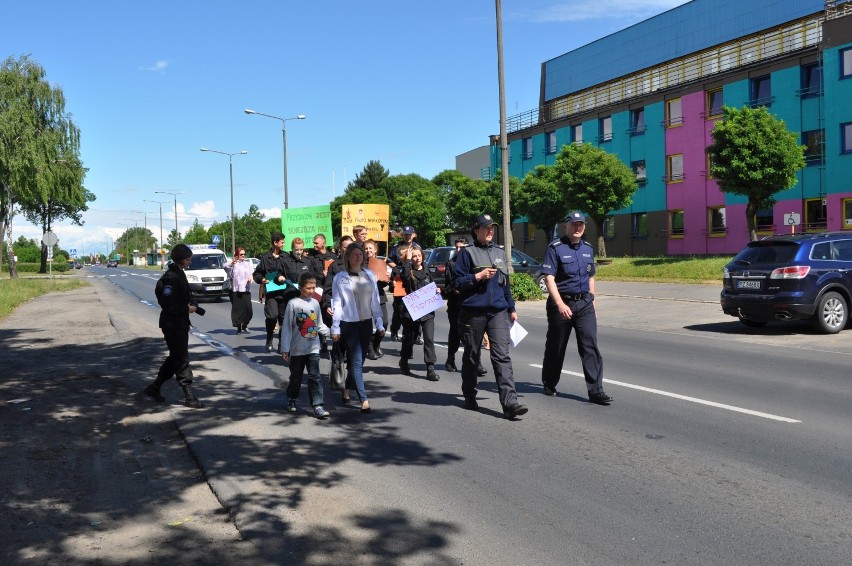 Policja maszerowała razem z uczniami ulicami Śremu