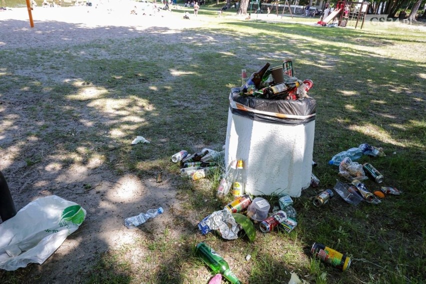 Bałagan na "Głębokim" w Szczecinie. Śmieci wysypują się ze śmietników. ZDJĘCIA