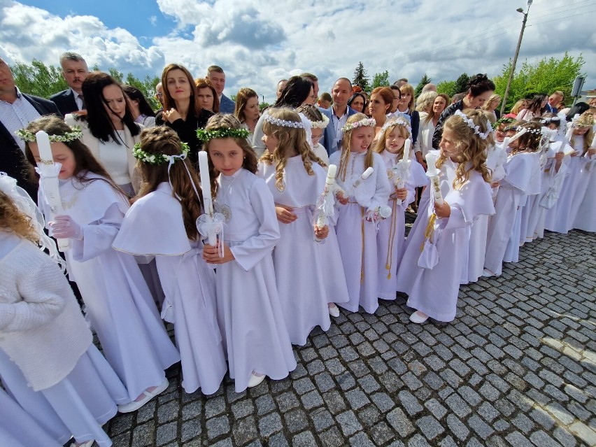 I Komunia Święta w parafii pw. Św. Królowej Jadwigi we Wrześni. Do sakramentu podeszła prawie setka dzieci [22.05.2022, FOTO]