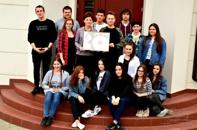 III Liceum im. Marii Konopnickiej we Włocławku otrzymało złotą płytę za konkurs w Eska TV - foto przed szkołą