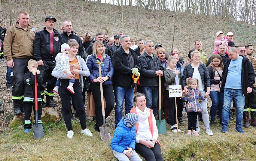 Powstał Skwer Ukraiński w Wyrzysku. Posadzono sto drzew! [ZOBACZ ZDJĘCIA]