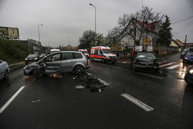 Do wypadku doszło w poniedziałkowy poranek, 16 kwietnia. Zderzyły się dwie osobówki.