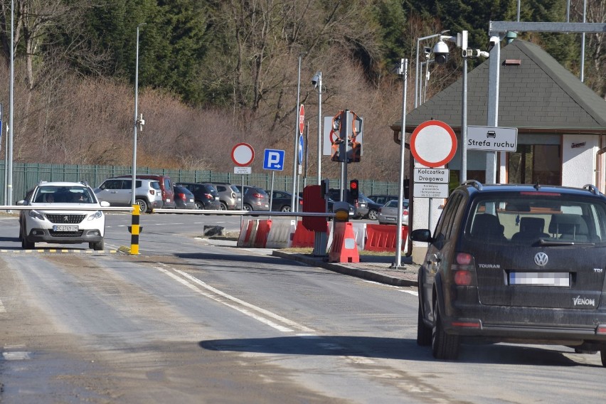 Duży ruch na przejściu granicznym w Krościenku. Ukraińcy przyjeżdżają po artykuły spożywcze w Bieszczady [ZDJĘCIA]