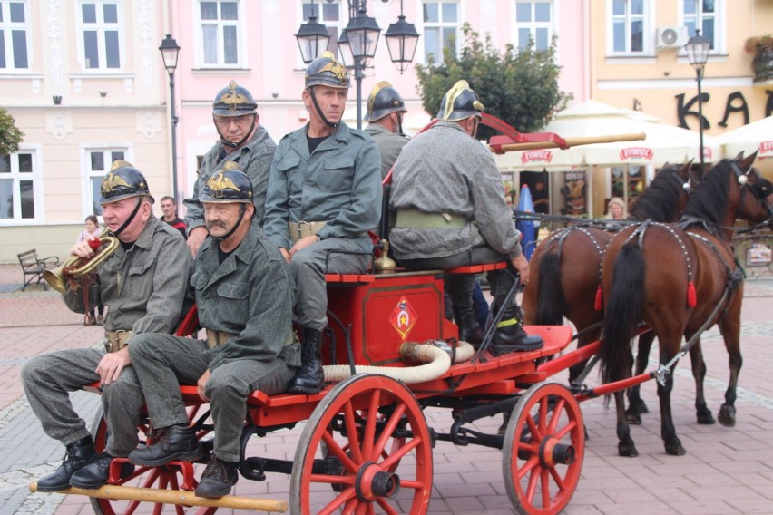 Strażacy z Sanoka świętują jubileusz. Otrzymali nowy sztandar, odznaczenia i awanse (ZDJĘCIA)