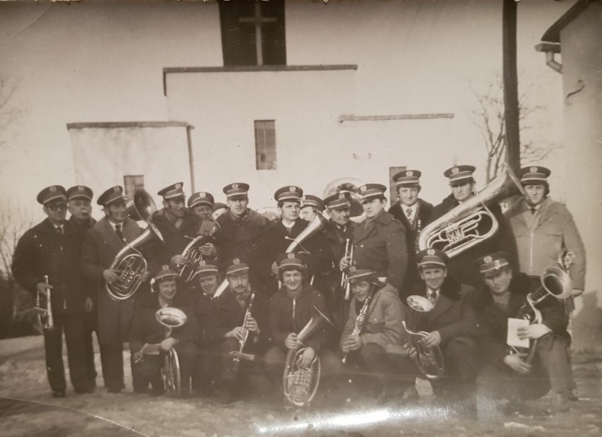 Pierwsze zdjęcie orkiestry z Charsznicy na tle starego...