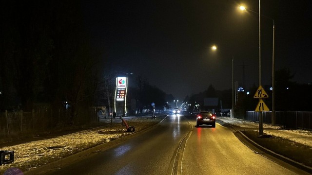 Na ponad kilometrowym odcinku al. Jana Pawła II we Włocławku trwa modernizacja oświetlenia ulicznego.