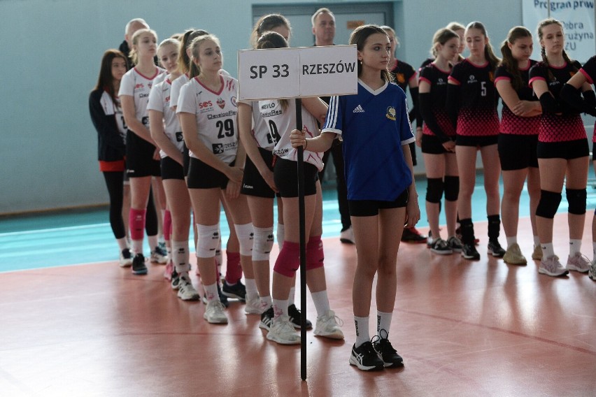 Srebrny medal siatkarek SP 4 Jasło w finale wojewódzkim Igrzysk Młodzieży Szkolnej