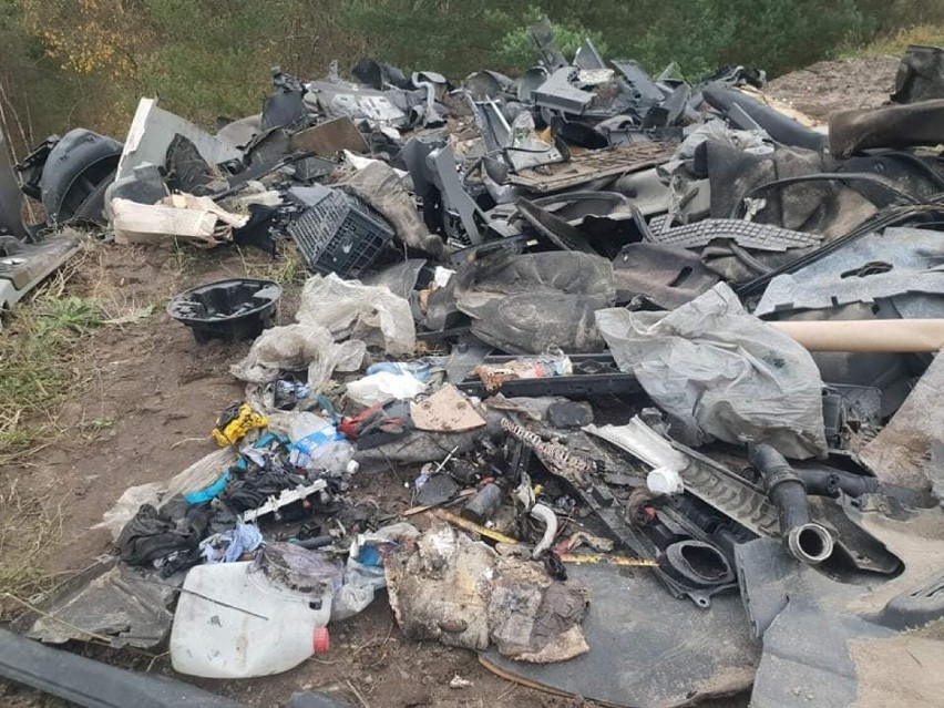Nielegalne wysypisko śmieci w gminie Kosakowo ujawniono 15 listopada 2021