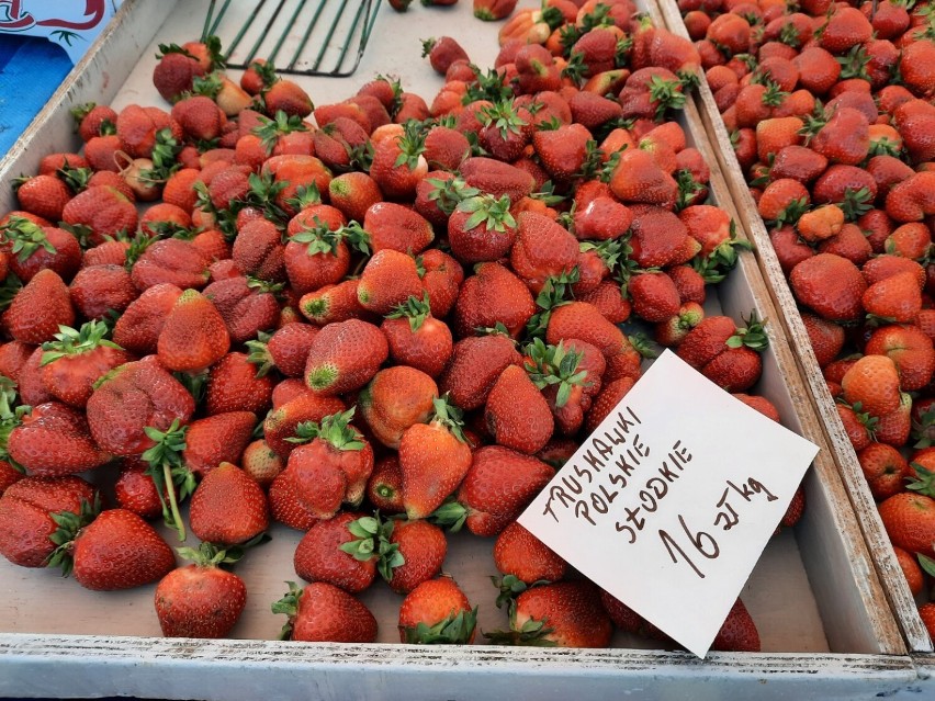 Ceny warzyw i owoców na targowisku w Radomsku. 28.05.2023