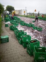 Kilka tysięcy butelek piwa wypadło na drogę. Ta jest zablokowana 