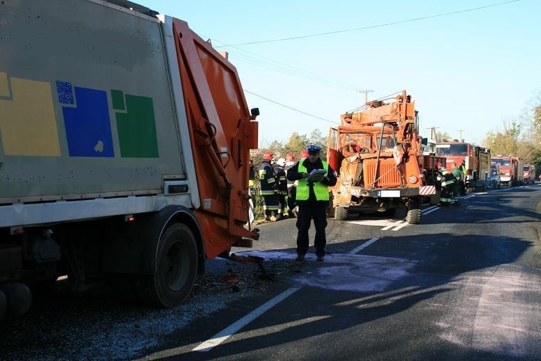 &quot;Żuraw&quot; wpadł na śmieciarkę. Kierowca w szpitalu