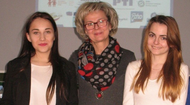 Wyróżnione uczennice ze "Staszica" - Ksenia Kowalczyk (z lewej) i Aneta Kopeć z Moniką Zawadzką-Chłopek, doradcą metodycznym informatyki.