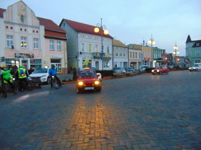 Świetny pomysł. Podświetlony „maluch” na rynku w Chodzieży