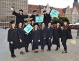 Studenci odśpiewali "Gaudeamus igitur" na wrocławskim Rynku [zdjęcia, wideo]