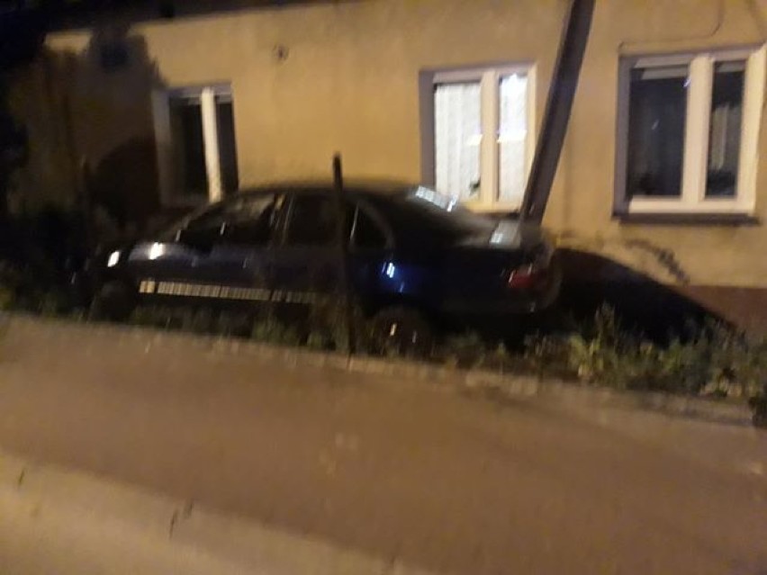 Pijany kierowca wjechał do ogródka domu przy ul. św. Antoniego na Brzustówce w Tomaszowie Maz. [ZDJĘCIA]
