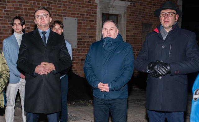 O potrzebie wsparcia mieszkańców Ukrainy mówili: (od prawej) Marcin Marzec, burmistrz Sandomierza, poseł Marek Kwitek oraz Marcin Piwnik, starosta sandomierski.