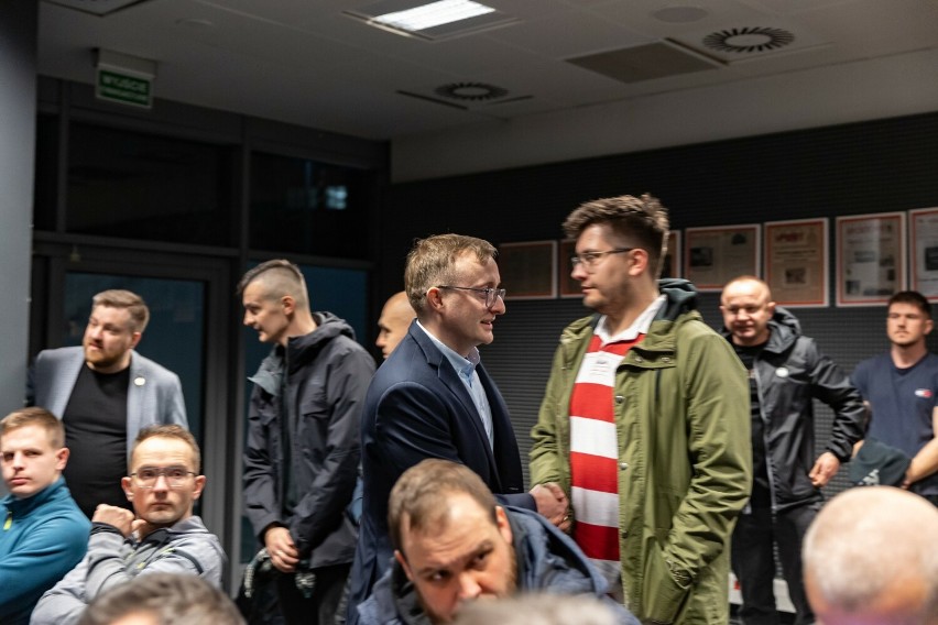 Spotkanie prezesa Cracovii Mateusza Dróżdża z kibicami