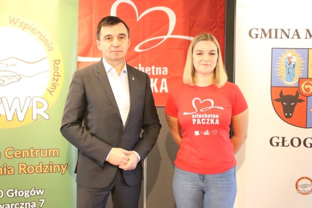 Prezydent miasta Rafael Rokaszewicz i Martyna Lesiuk, koordynator akcji i pracownik MCWR