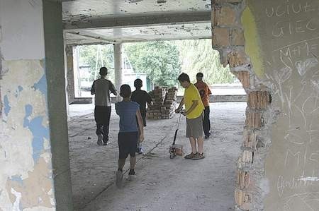 Chłopaki z okolic budują sobie w ruderze wakacyjne lokum. Fot: Olgierd Gorny
