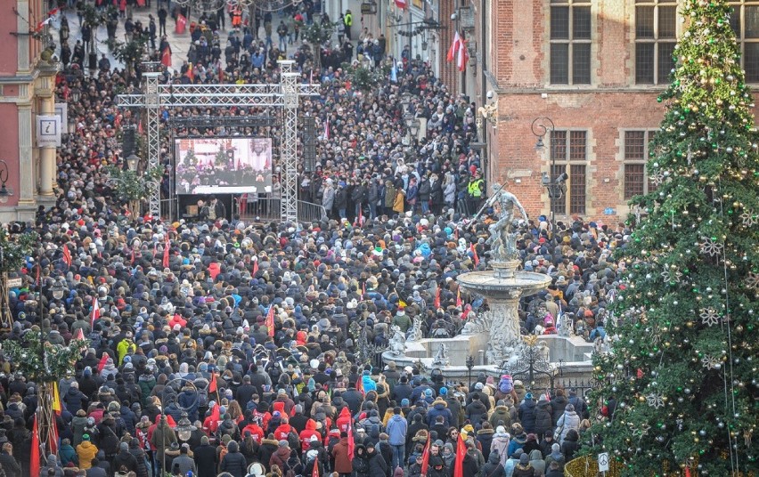 Cały Gdańsk wierzy, że dobro zwycięży! "Nikt nie chciał w tych chwilach być sam. Dlatego tak wszyscy lgnęli do siebie"