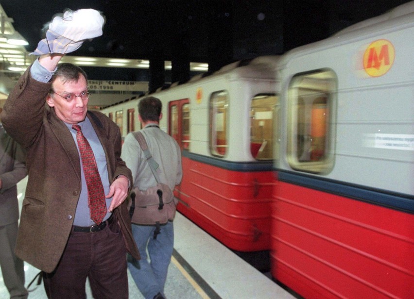 Tak kiedyś wyglądało metro w Warszawie. Dziś obchodzi swoje 29. urodziny. Przenosimy się w nostalgiczną podróż do lat 90. 