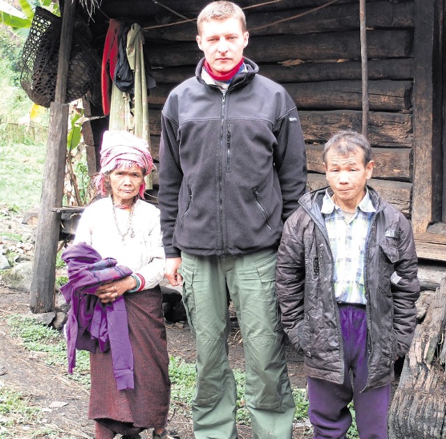 Andrzej Muszyński z ostatnimi  Pigmejami azjatyckimi w Himalajach Birmańskich