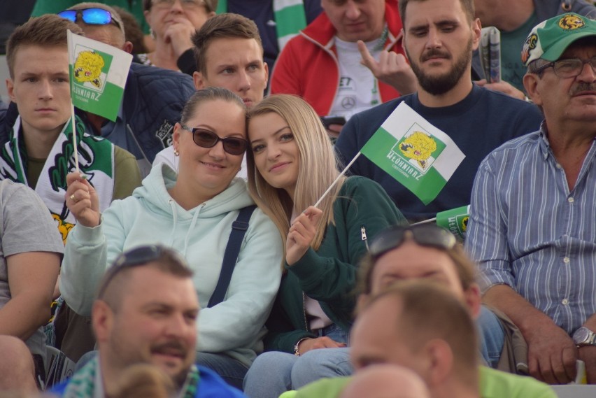 Kibice będą mogli wejść na stadiony, ale takich tłumów jak...