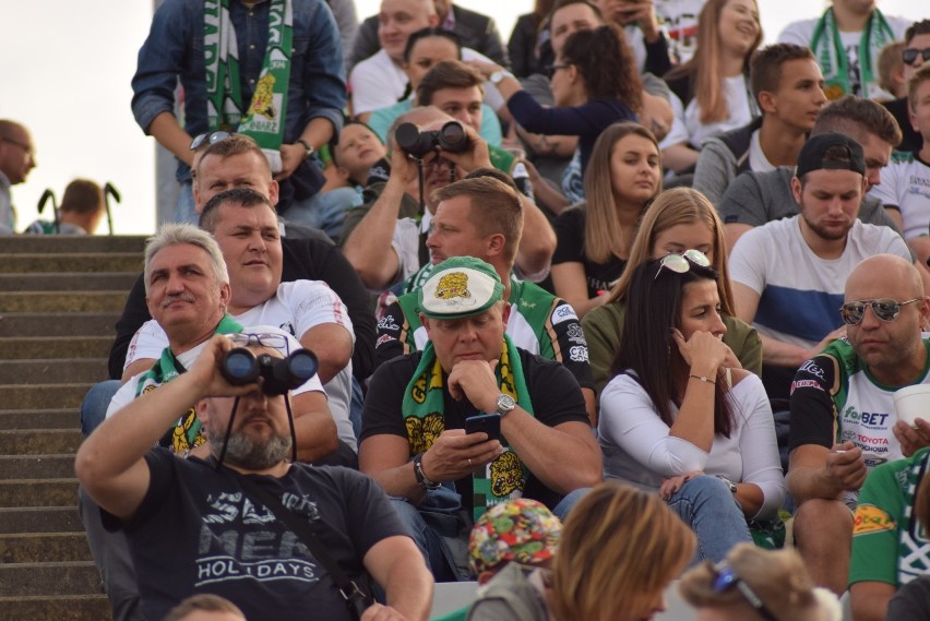 Kibice będą mogli wejść na stadiony, ale takich tłumów jak...