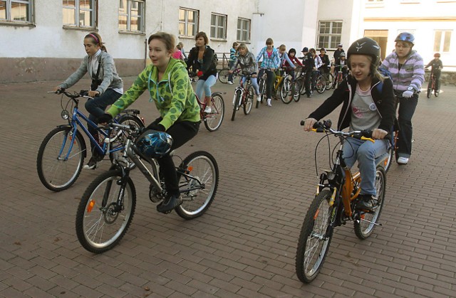W ramach europejskiego Dnia Bez Samochodu dzieci ze Szkoły Podstawowej nr 10 przejechały z rowerach ul. Morską