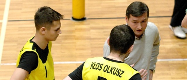 Trener Kłosa Olkusz Roman Socha, tłumaczy zawodnikom, że nie można było inaczej. Wycofanie zespołu z II ligi siatkarzy było mniejszym złem...