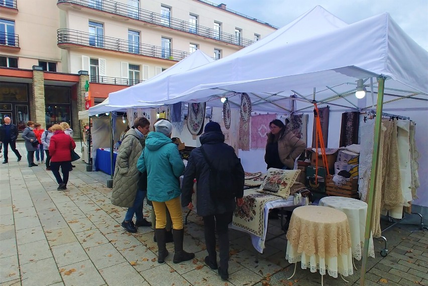 Krynica - Zdrój. Tłumy na Bulwarach Dietla. A wszystko z powodu X Hubertusa Krynickiego. Zobacz zdjęcia