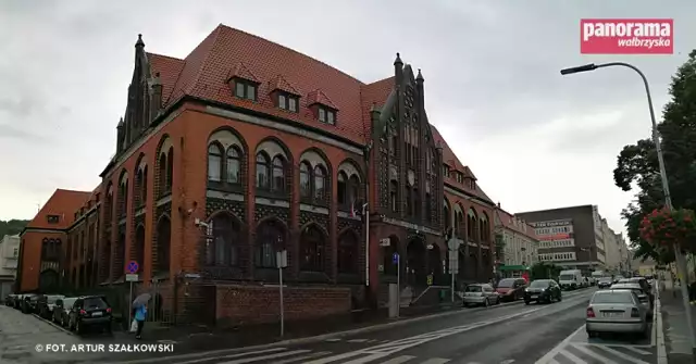 W 1895 r. przy ulicy Freiburger Strasse 9 w Waldenburgu, czyli obecnej ulicy Słowackiego w Wałbrzychu oddano do użytku nowoczesny budynek poczty cesarskiej Kaiserliches Postamt, który od maja 1945 r. jest siedzibą Poczty Polskiej