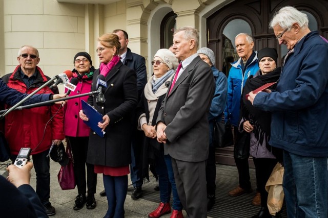 Chodzi o odrzucenie przez RM kandydatury prof. Romana Kotzbacha do Medalu Kazimierza Wielkiego. - Naszym zdaniem to przejaw swoistego nowego totalitaryzmu w samorządzie - mówi radna Szabelska.


PiS obiecuje: 500 plus na pierwsze dziecko, "13" emerytura dla najstarszych

