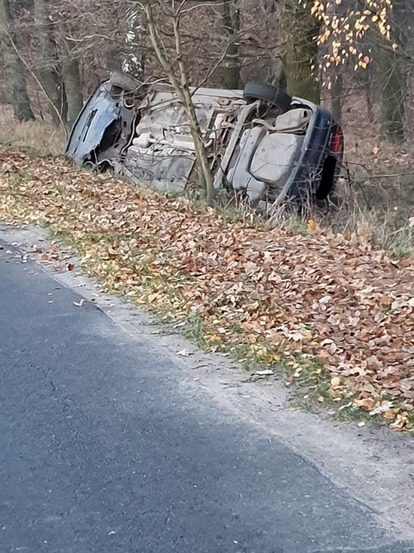 Wypadek osobówki w pobliżu Dziadkowa w gminie Mieleszyn
